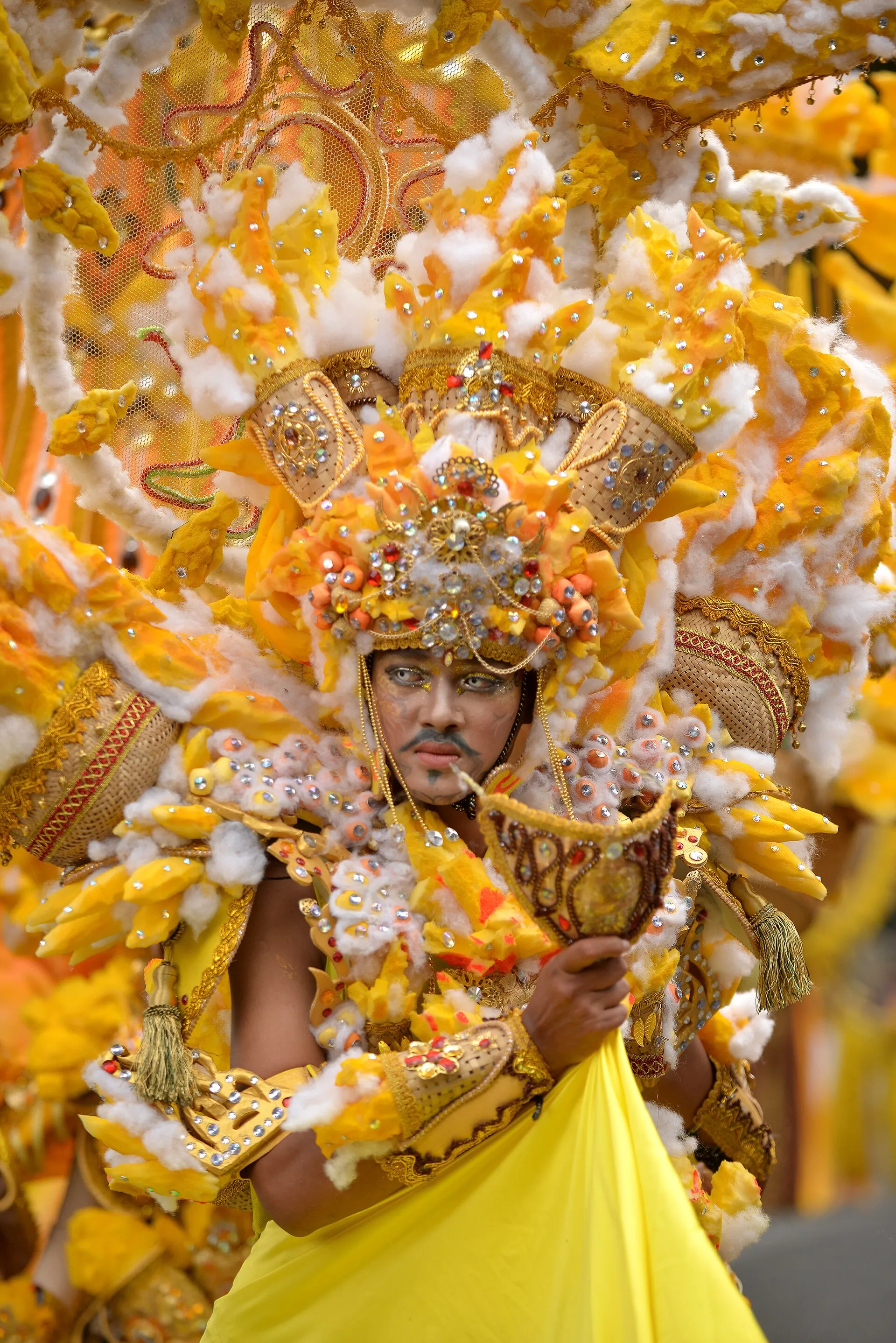 Peserta Banyuwangi Ethno Carnival berjalan bersama di jalan dengan kostum warna-warni.