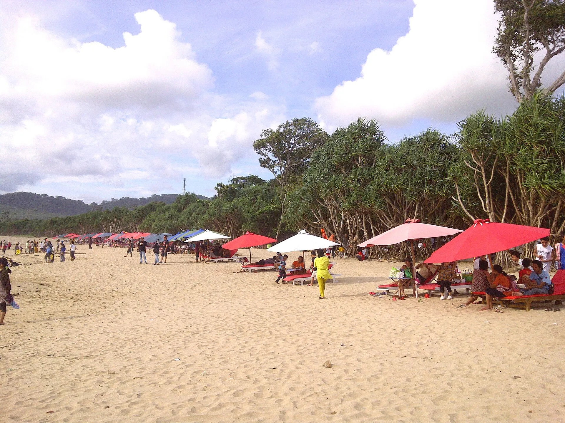 Payung-payung berwarna di pasir Pantai Pulau Merah.